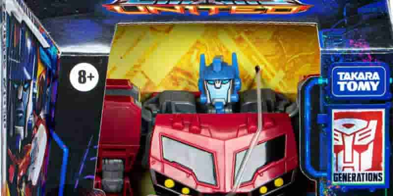 Hasbro представляет современных ретро-трансформеров: анимированные фигурки Оптимуса Прайма и Шмеля