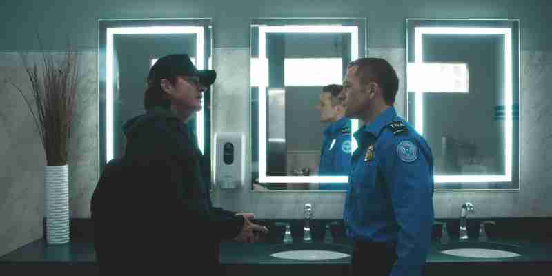 Тэрон Эджертон объясняет, почему его триллер Netflix, вдохновленный «Крепким орешком», — рождественский фильм