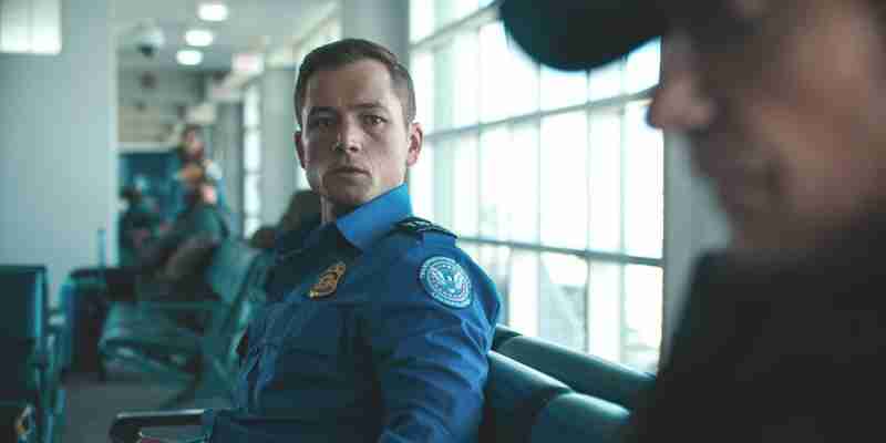 Тэрон Эджертон объясняет, почему его триллер Netflix, вдохновленный «Крепким орешком», — рождественский фильм