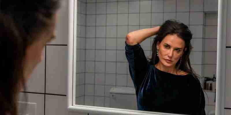 Demi Moore выигрывает первая награда за 47 лет после получения карты провисания