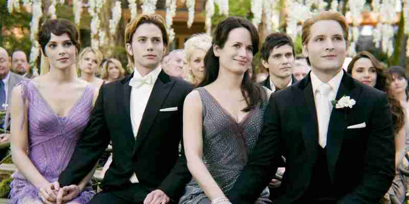 10 Подробная > </p>
<p> изображение через Lionsgate </p>
<p>Адаптации книги-это всегда хитрые, но появление Cullens всегда была в потоке. Вампиры были бессмертными, фиксированными существами, которые были заморожены в штатах, в которых они были сданы. Это означало, что их кожа и волосы никогда не менялись. Единственное, что изменилось,