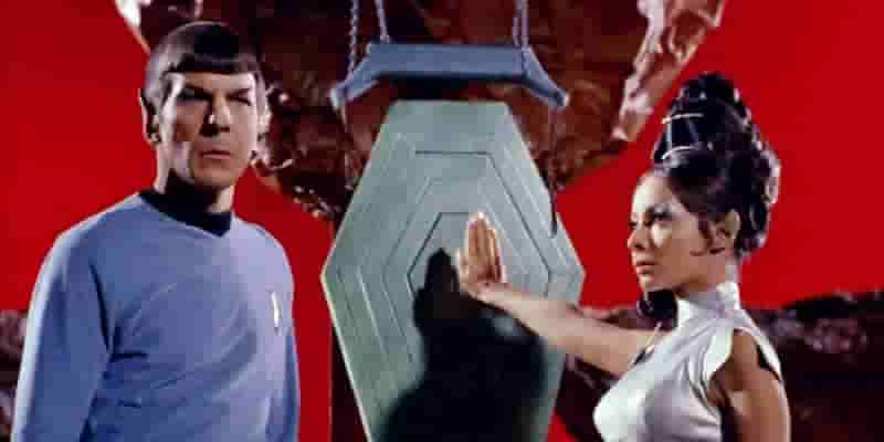 Странный кроссовер на нижних палубах New Worlds подтверждает звание самого сексуального персонажа Star Trek