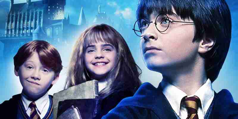 Спорный певец подал в суд на Warner Bros. на 500 миллионов долларов за документальный сериал, изображающий его как насильника